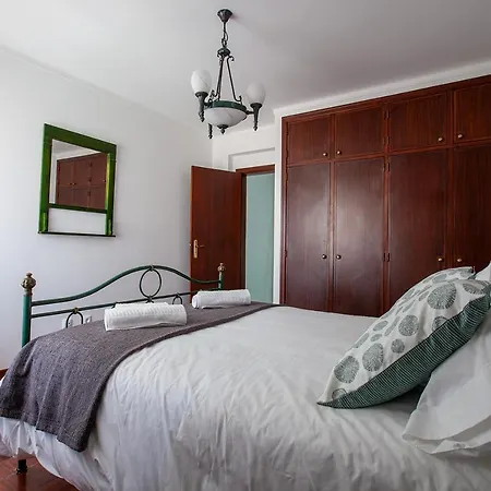 Casa Do Meio Cared For アパート